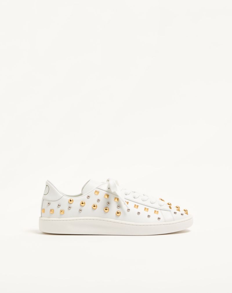 Royco sneaker van nappa kalfsleer met studs.