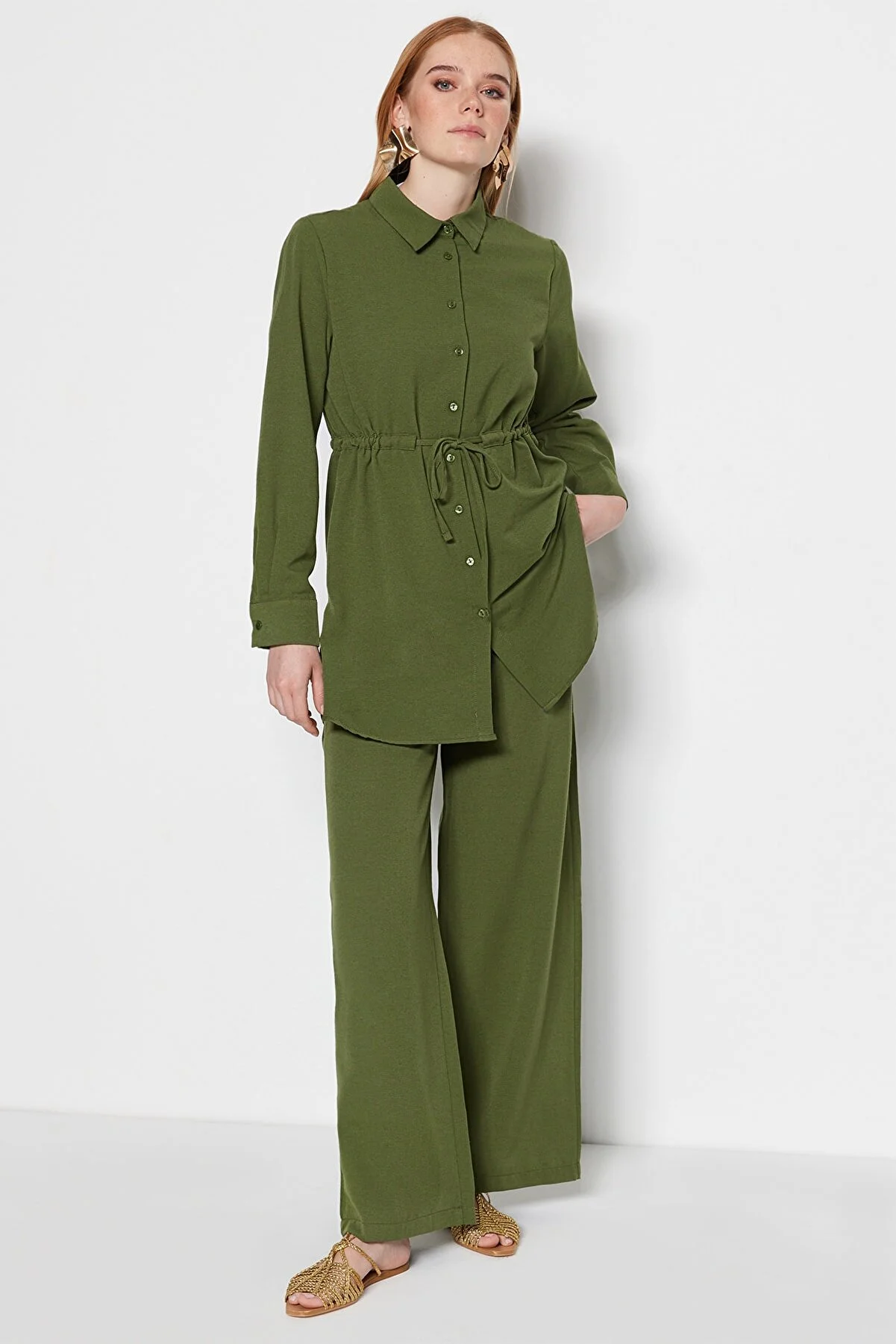 Trendyol Modest  Khakifarbenes Hemd-Hosen-Set aus gewebtem Aerobin-Leinen-Look mit geraffter Taille TCTSS23US00032
