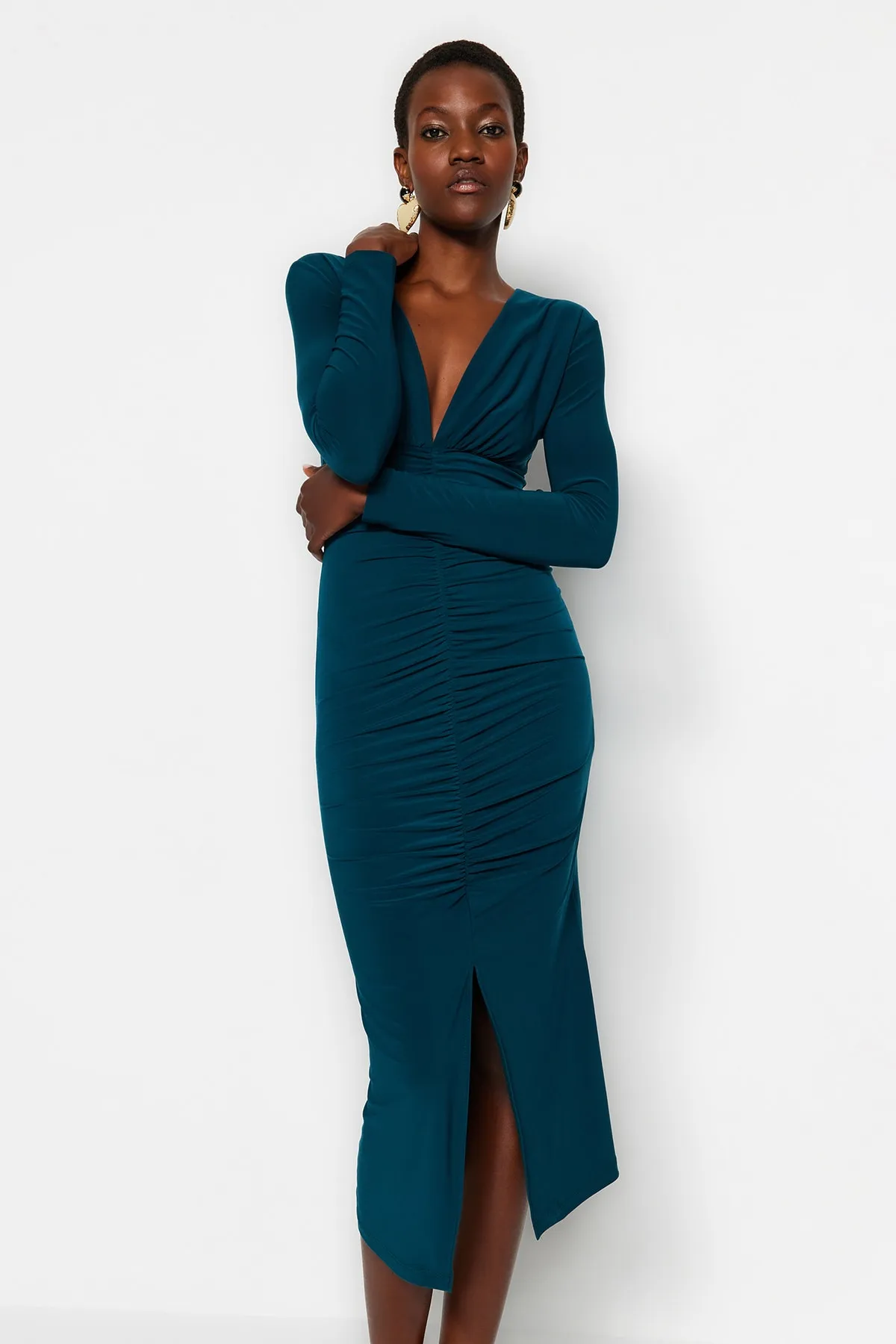Trendyol Collection  Smaragdgrünes, drapiertes, figurbetontes, flexibles Midi-Strickkleid mit V-Ausschnitt TWOAW24EL00197