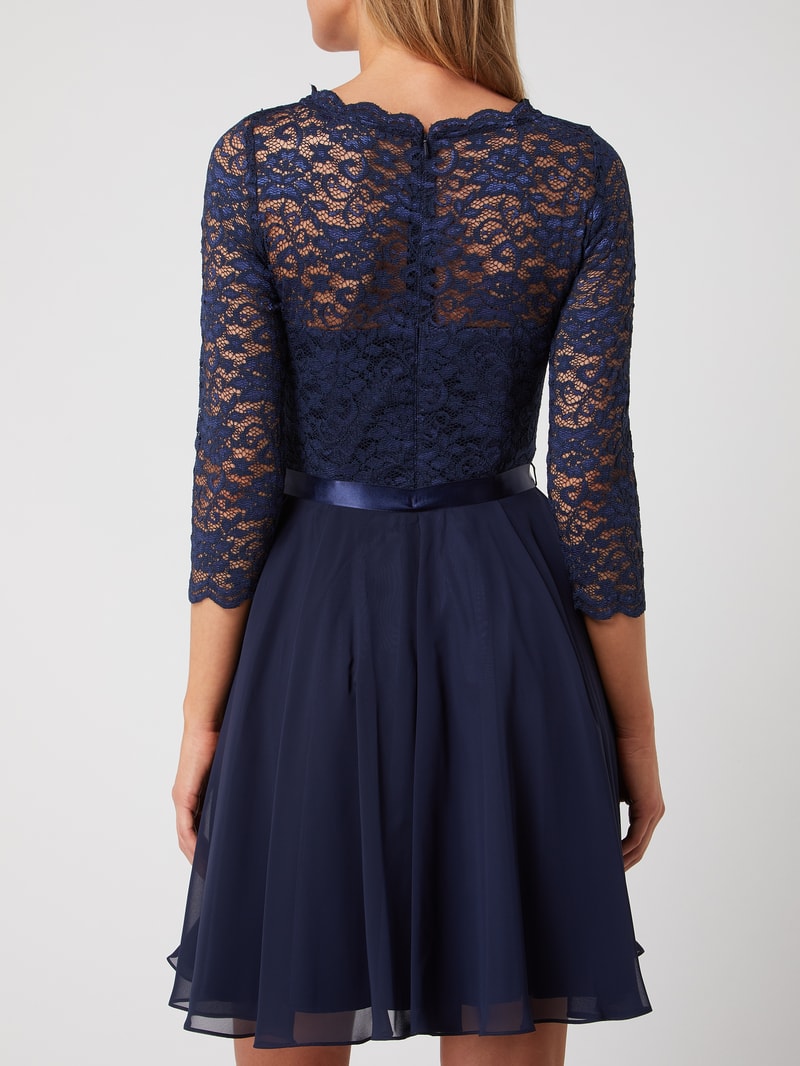 Brautkleid aus floraler Spitze in dunkelblau