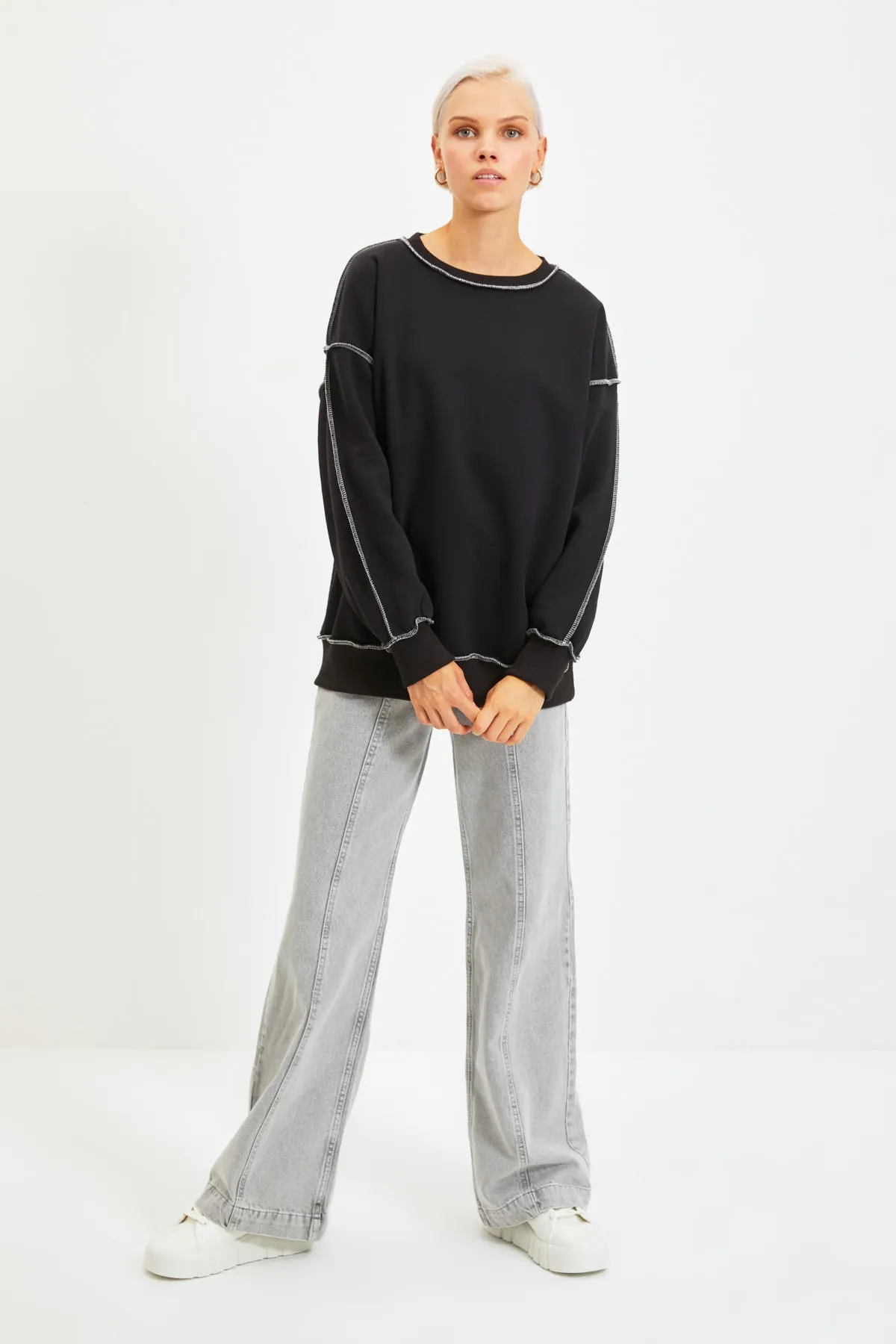 Trendyol Collection  Schwarzes Regular/Normal Fit Baumwoll-Sweatshirt mit dickem Fleece-Innenfutter TWOAW22SW0267