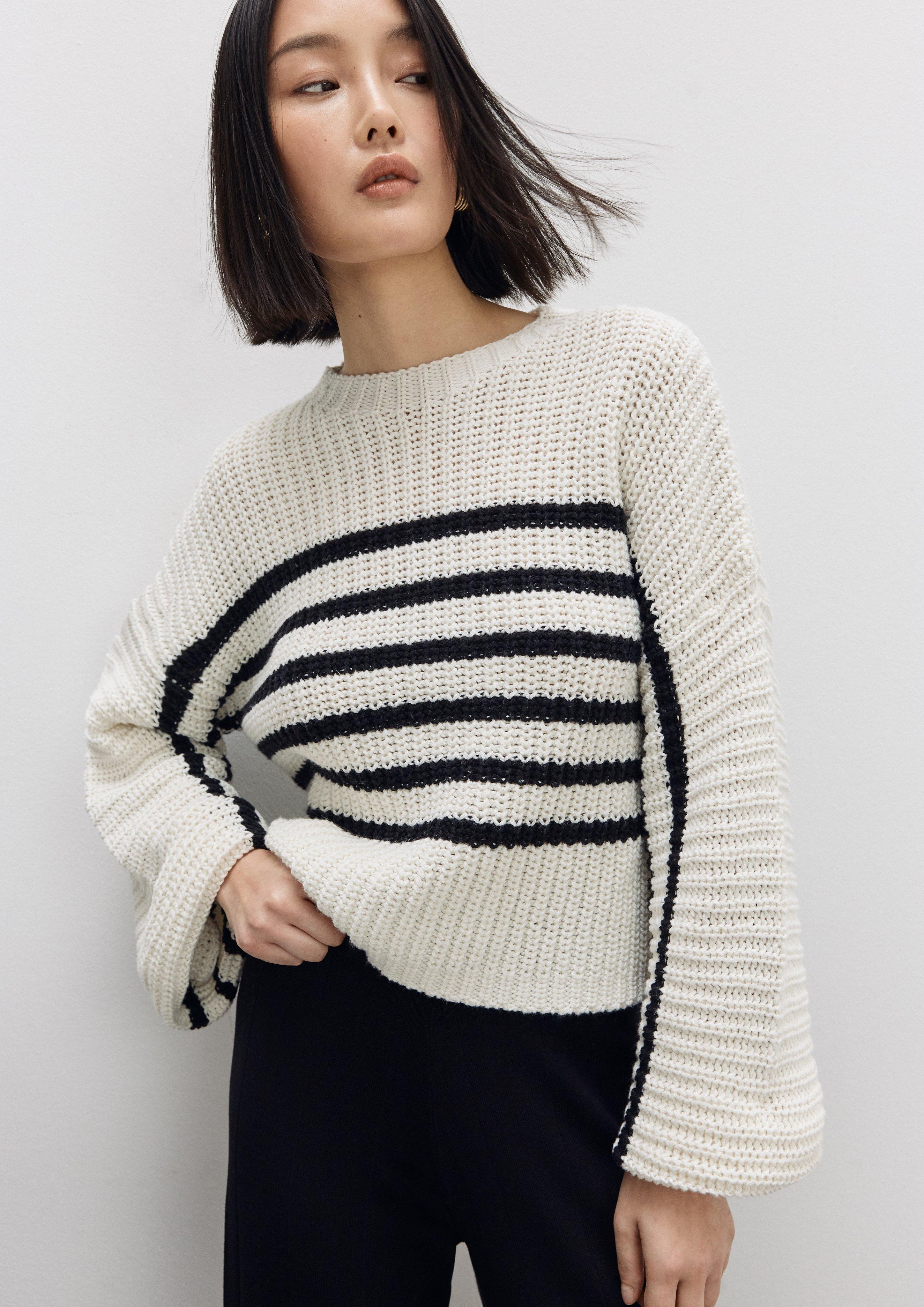 Gestreifter Strickpullover mit Trompeten-Ärmeln - weiß