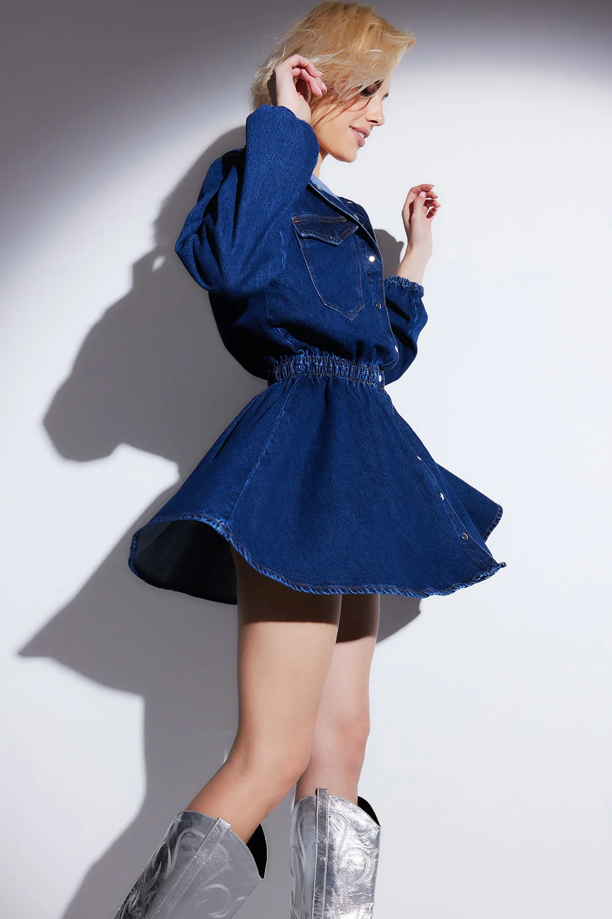 Trendyol Collection  Elegantes Kleid aus marineblauem Denim mit elastischer Taille TPRAW23EL00420