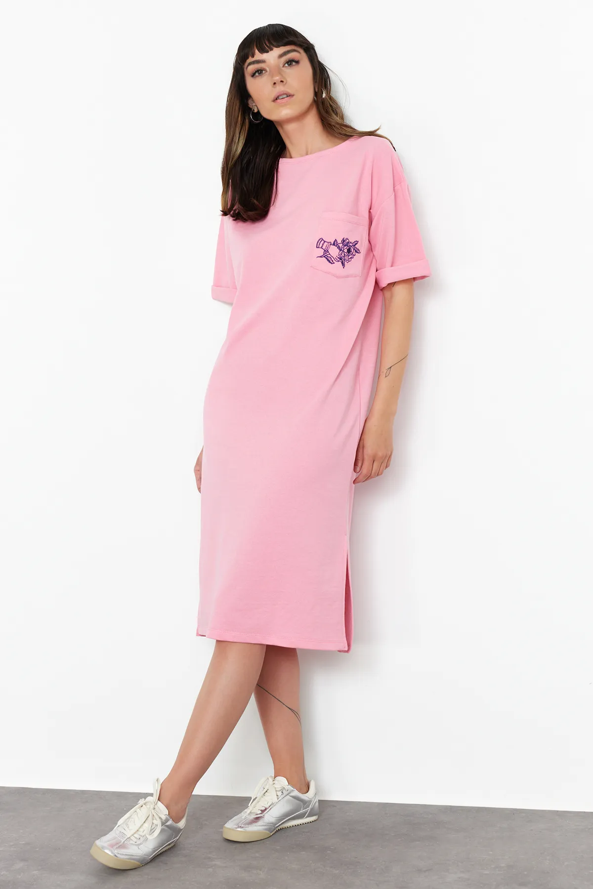 Trendyol Collection  Rosa besticktes, entspannt/bequem geschnittenes Rundhals-Midi-Strickkleid TWOSS21EL0175