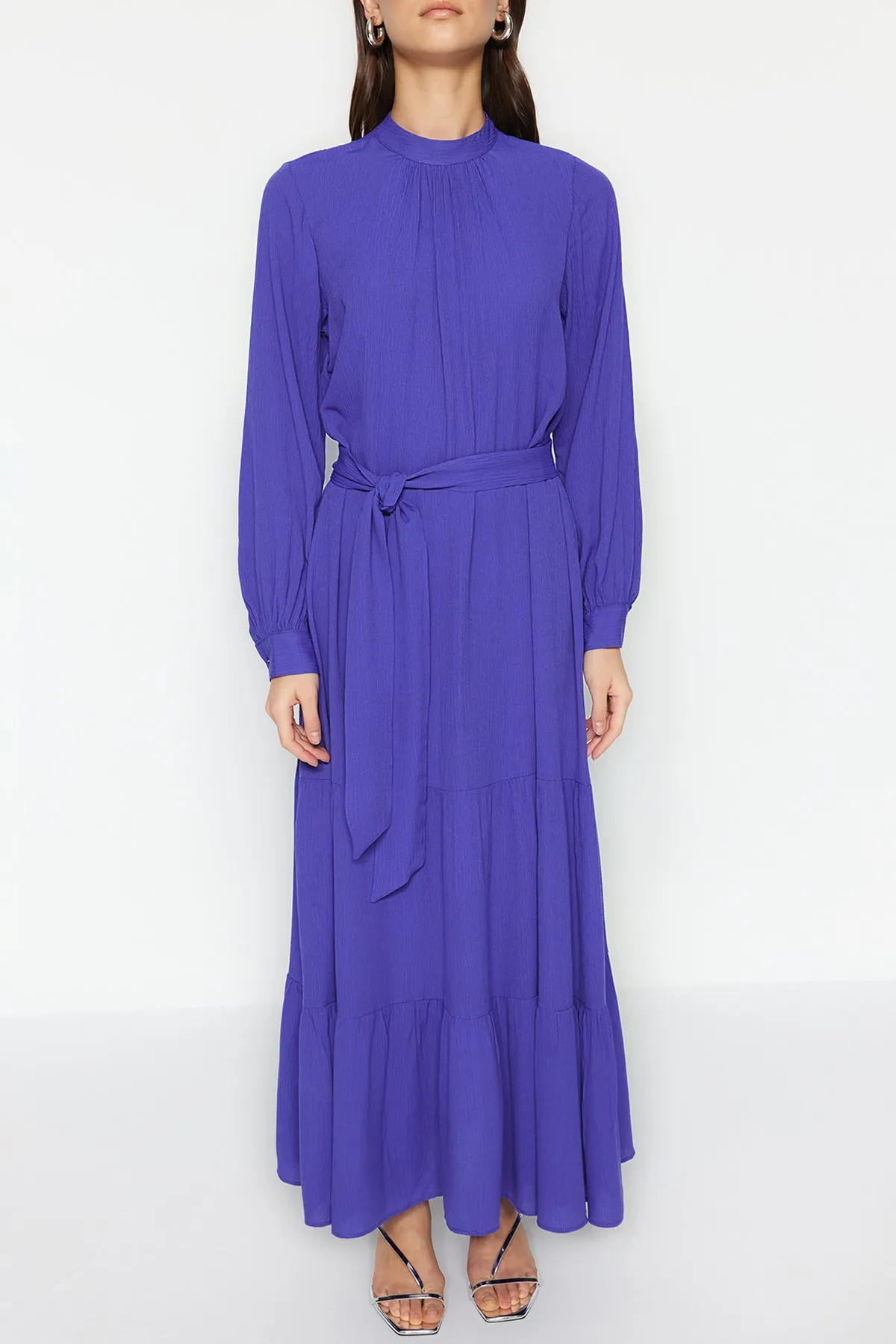 Trendyol Modest  Dunkelblaues gewebtes Kleid mit Ballonärmeln und Gürtel TCTSS23EB00289