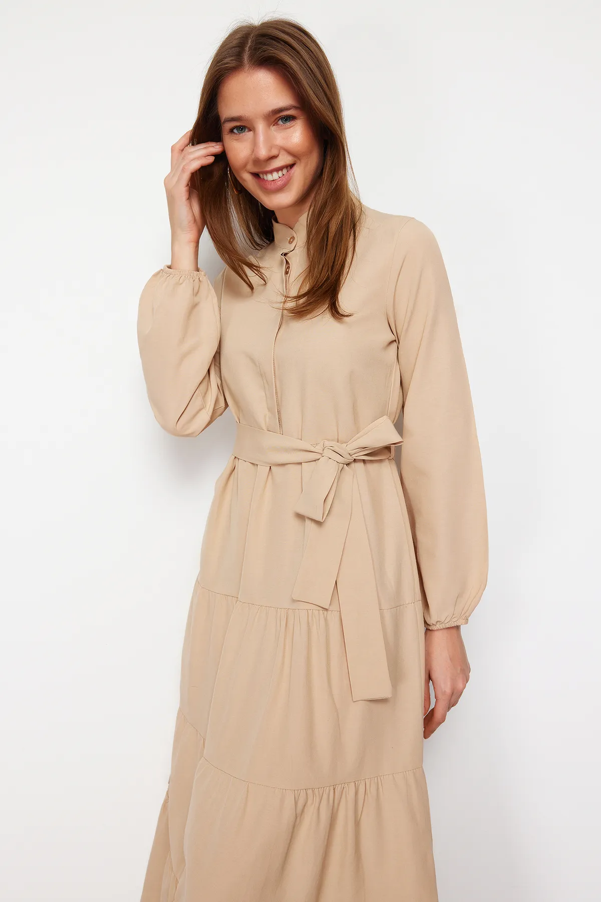 Trendyol Modest  Gewebtes Kleid mit Schmucksteinen, Gürtel, Kragen und Knopfdetail TCTSS21EL3343