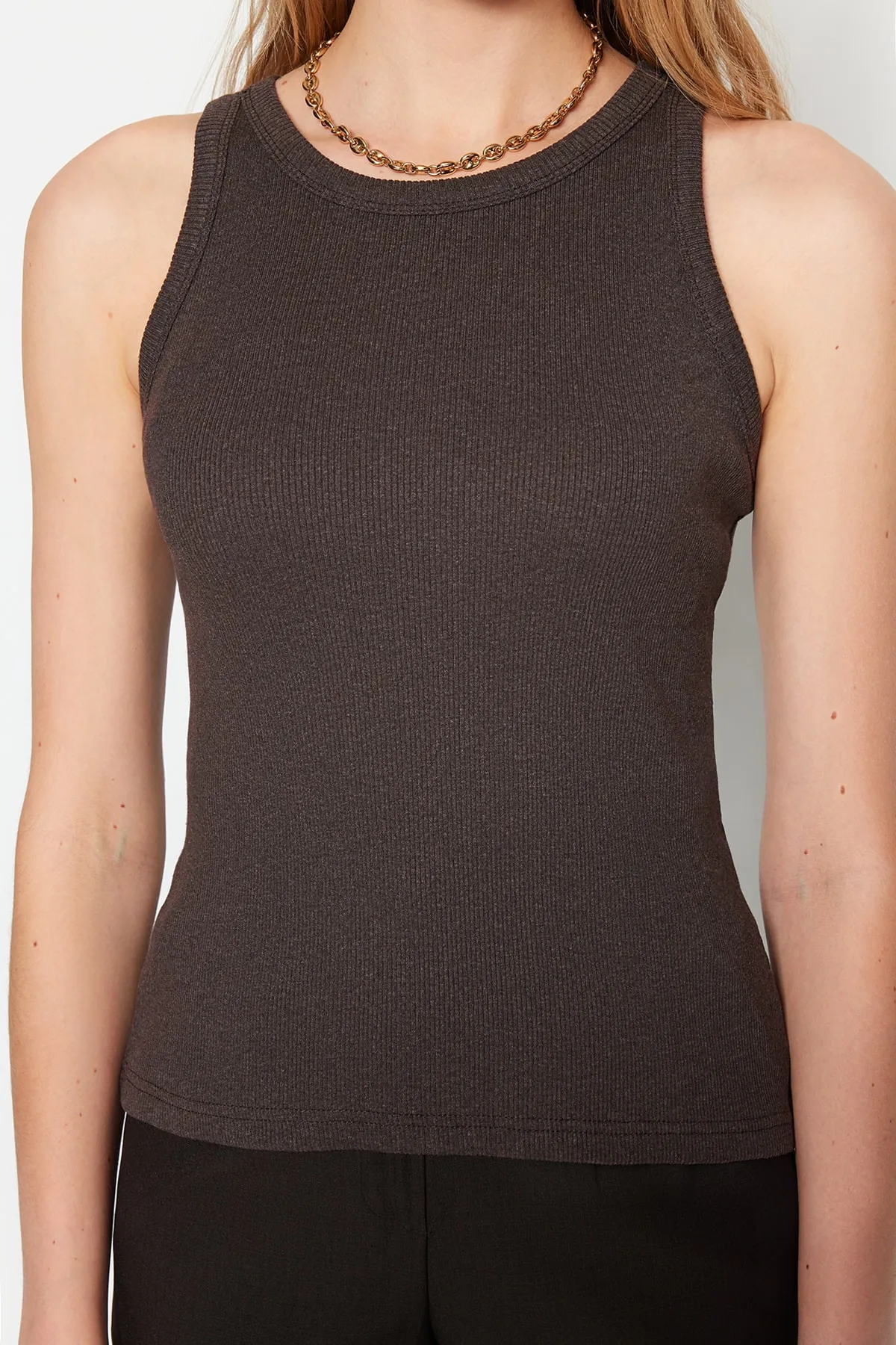 Trendyol Collection  Braun, tailliert/körperbetont, Rundhalsausschnitt, gerippt, flexibel, gestrickt, Athlete TWOSS23AL00034