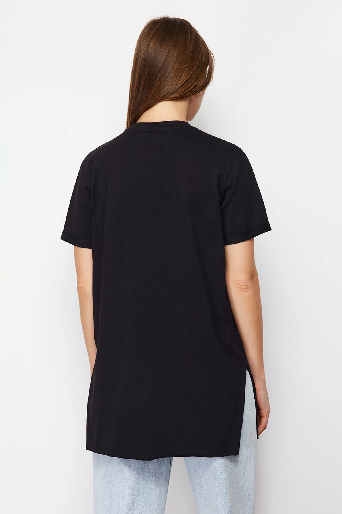 Trendyol Modest  Schwarzes Basic-Kurzarm-Single-Jersey-T-Shirt mit Schlitz aus 100 % Baumwolle TCTSS21TN0056