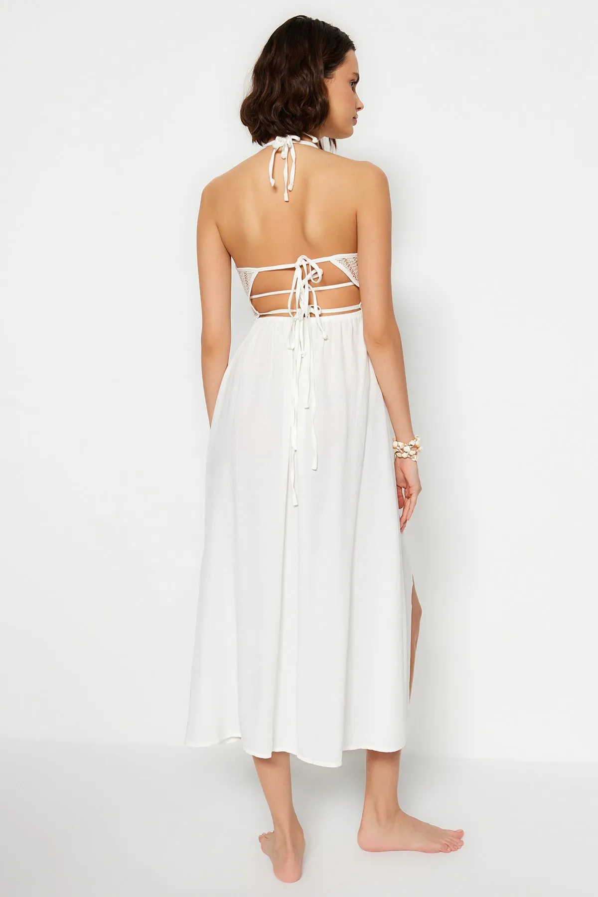 Trendyol Collection  Ecrufarbenes, gewebtes Midi-Strandkleid mit Ausschnitten und Fenstern TBESS23EL00322