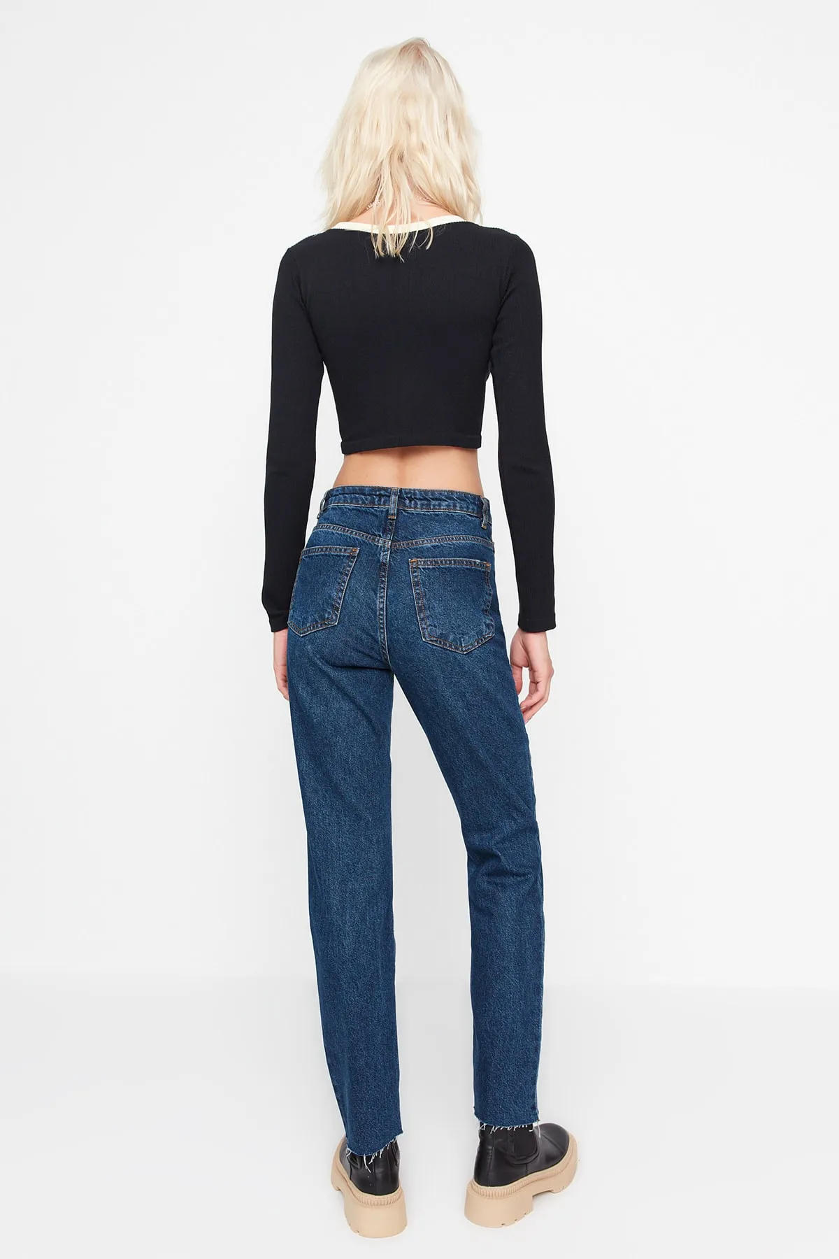 Trendyol Collection  Dunkelblaue Bootcut-Jeans mit hoher Taille und Cut-Outs, vorne geknöpft