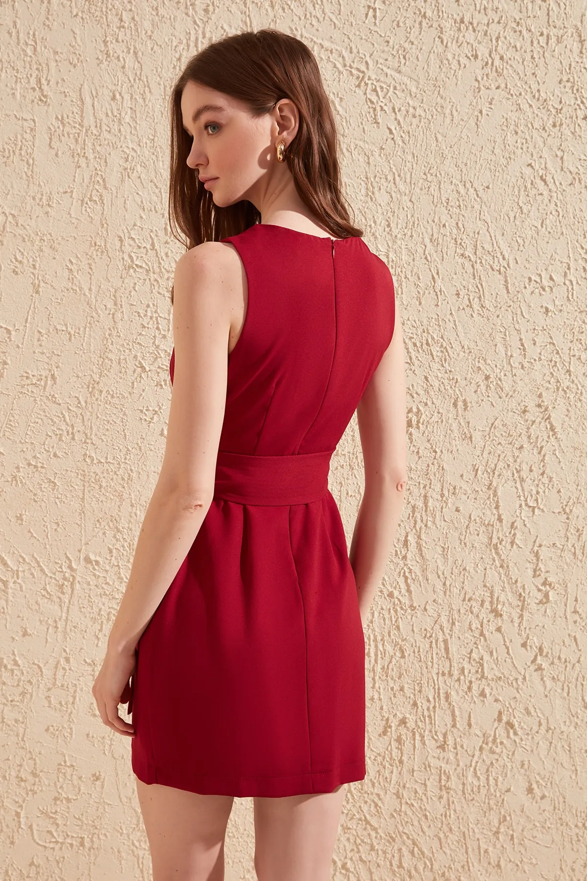 Trendyol Collection  Burgunderfarbenes Mini-Webkleid mit Gürtel und Rundhalsausschnitt TWOSS19AA0063