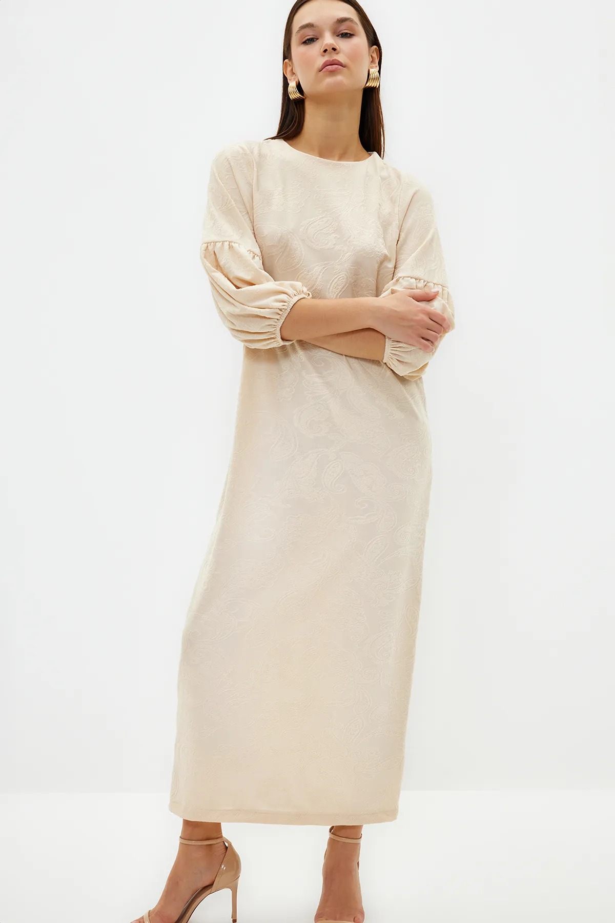 Trendyol Modest  Kleid mit Ballonärmeln und Blumenmuster in Steinprägung TCTSS24DB00012