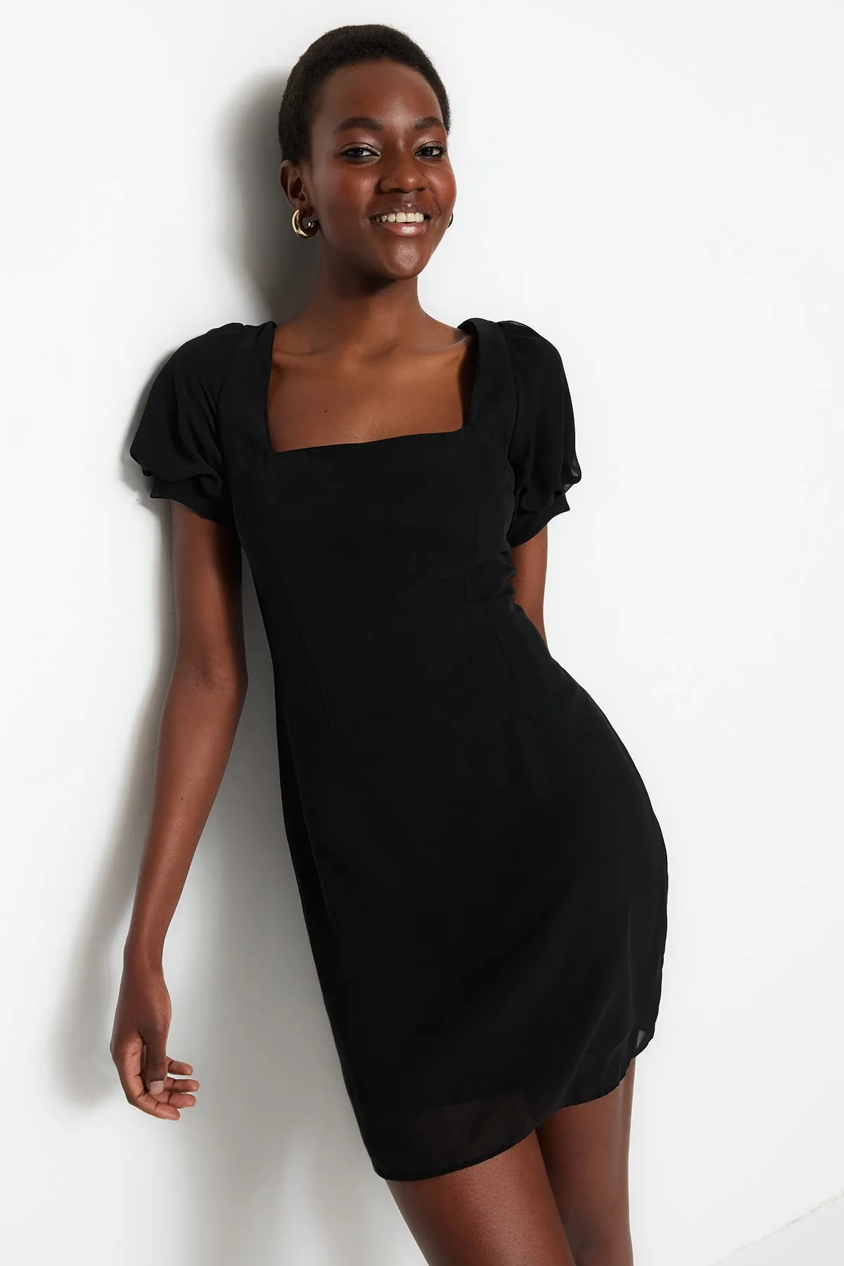 Trendyol Collection  Schwarzes, gerade geschnittenes, gewebtes Mini-Kleid mit Chiffon-Futter und quadratischem Kragen TWOSS23EL00457