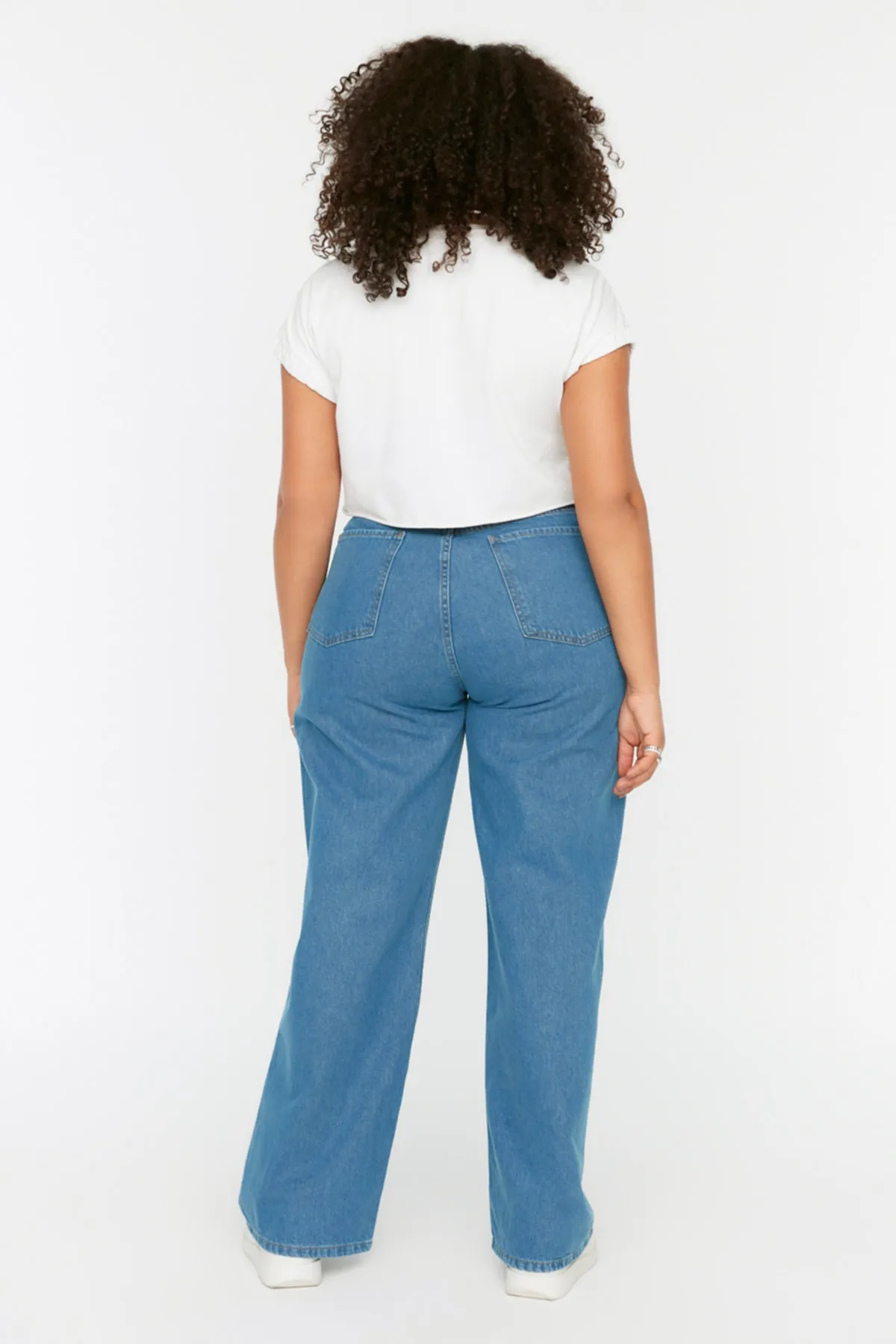 Trendyol Curve  Hellblaue, weit geschnittene Jeans mit hoher Taille TBSSS22JE0211