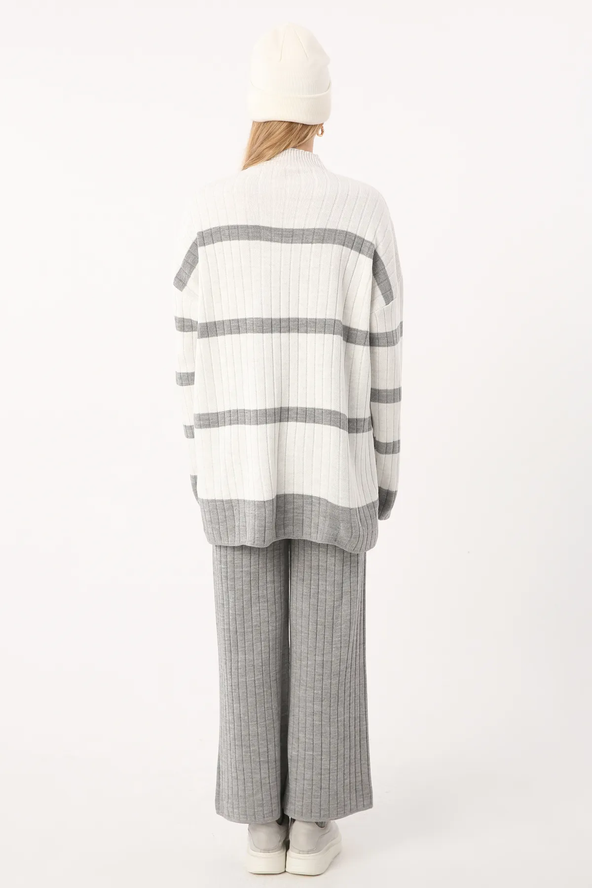 ALLDAY  Hellgrau-grau gestreifter Strickanzug aus Pullover mit hohem Kragen und Hose mit weitem Bein