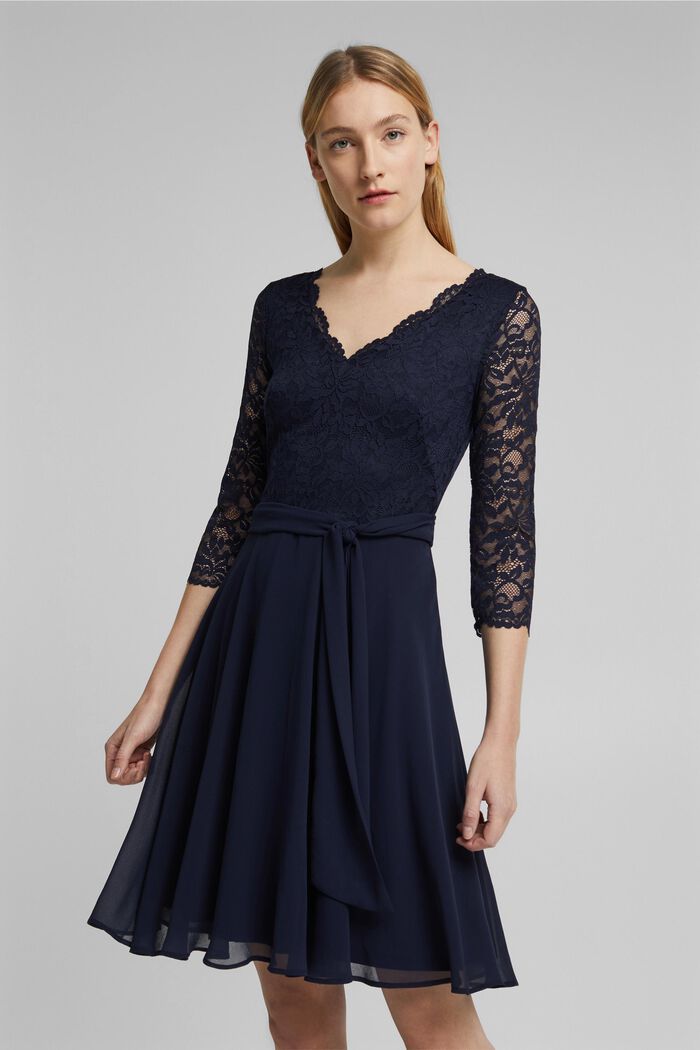Aus Recycling-Material: Chiffon-Midikleid mit Spitze