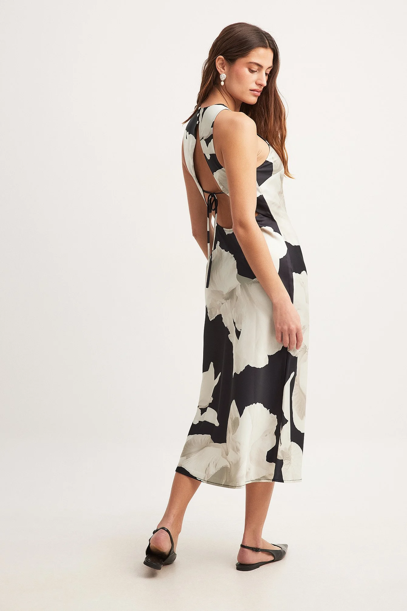 Midikleid aus Satin mit offenem Rücken