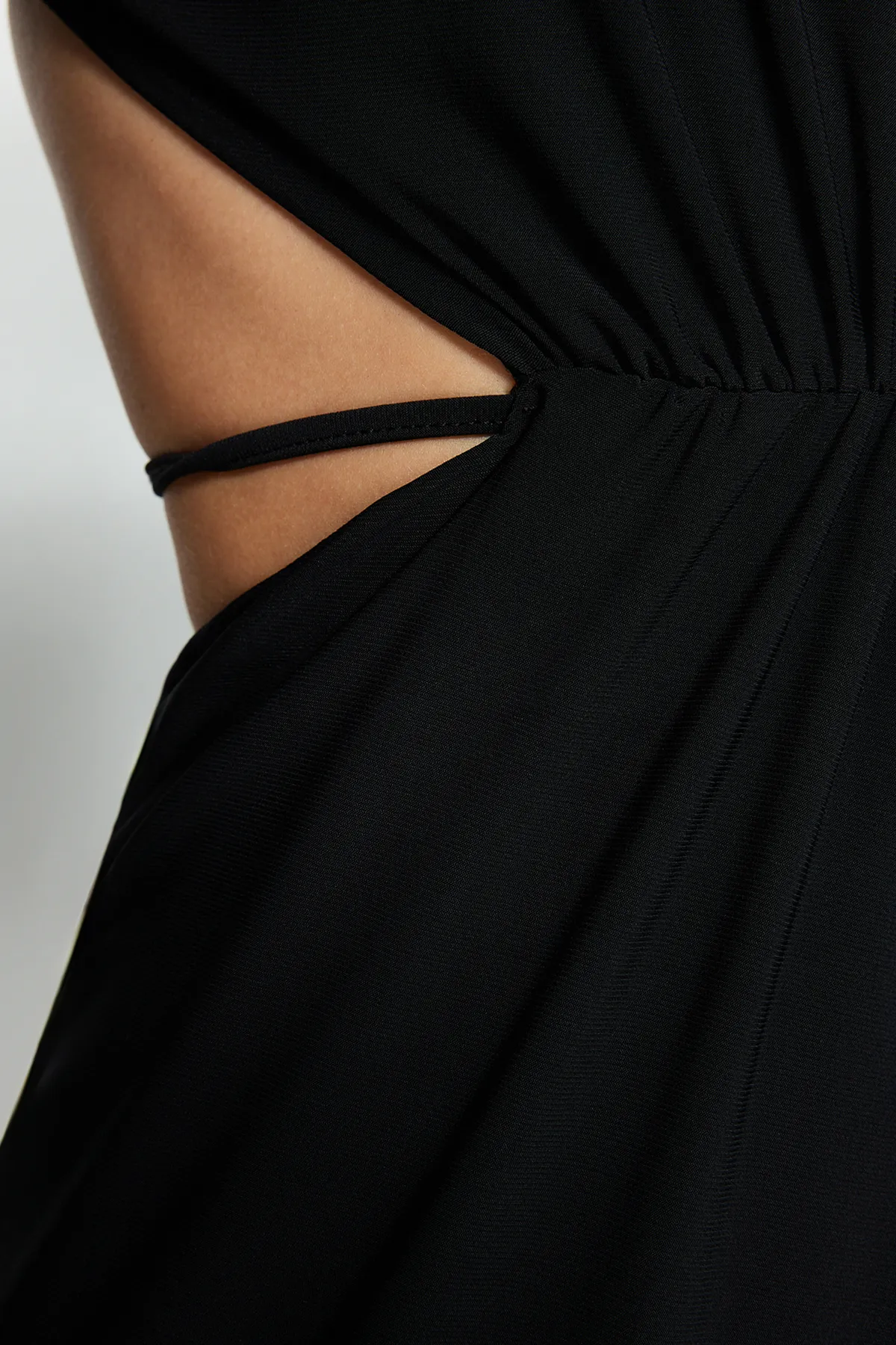 Trendyol Collection  Schwarzes, gestricktes, gefüttertes, elegantes Abendkleid mit Fenster-/Ausschnittdetail und Paspelierung TPRAW24EL00199