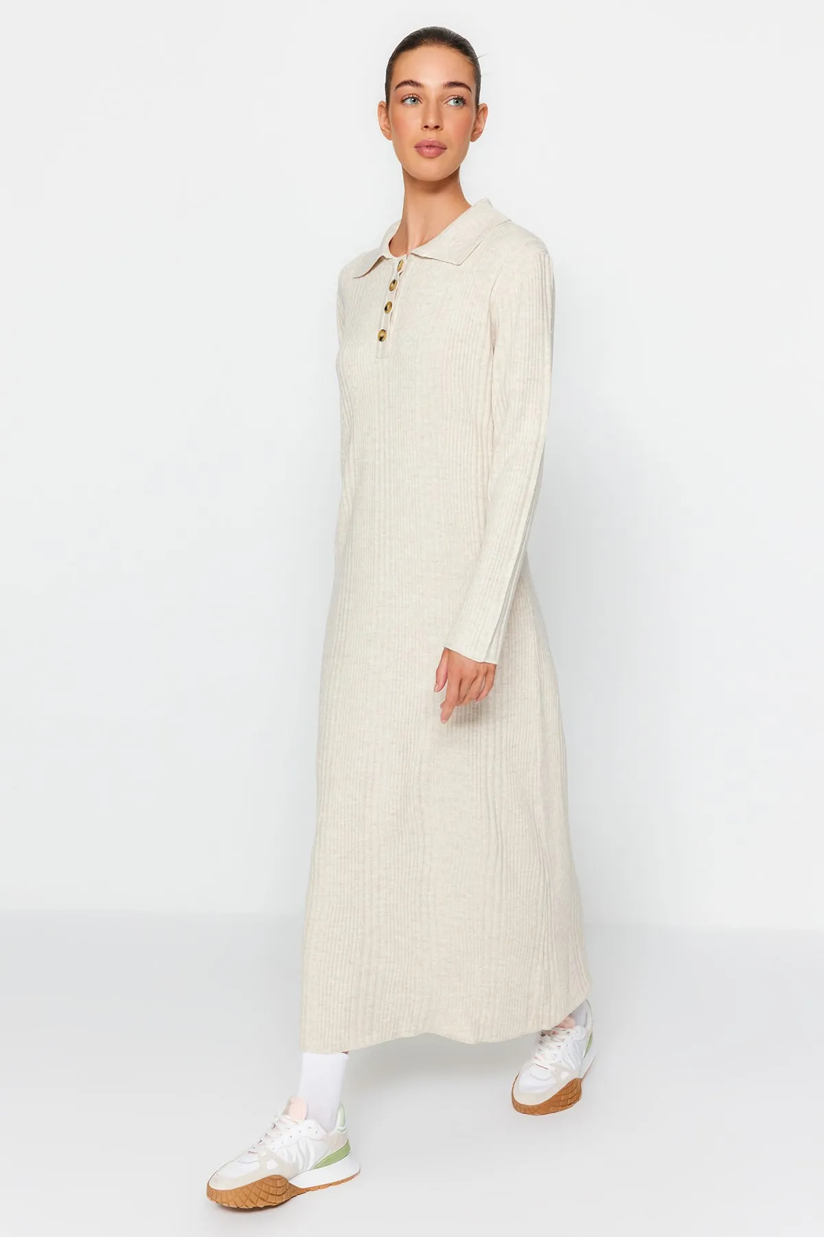 Trendyol Modest  Beiges, geripptes Strickkleid mit Polokragen und bequemer Passform TCTAW24EB00025