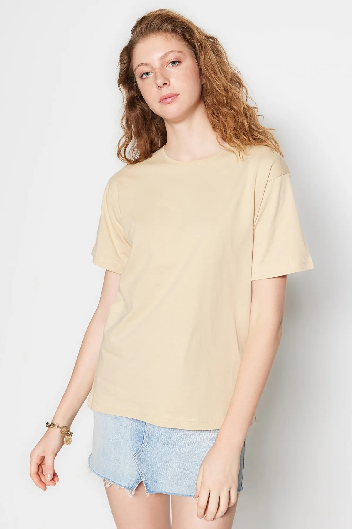 Trendyol Collection  Beigefarbenes, übergroßes/weites Strick-T-Shirt mit Rundhalsausschnitt aus 100 % Baumwolle TWOSS20TS0134