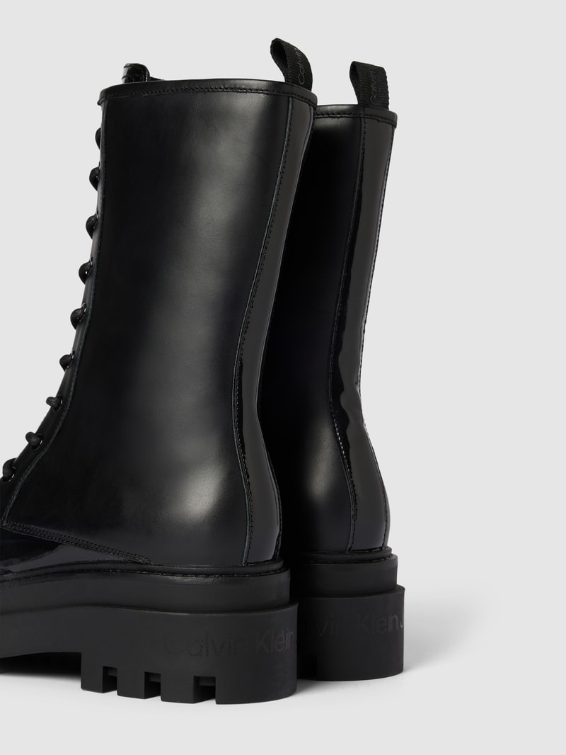 Schnürboots aus Leder mit Plateausohle in schwarz