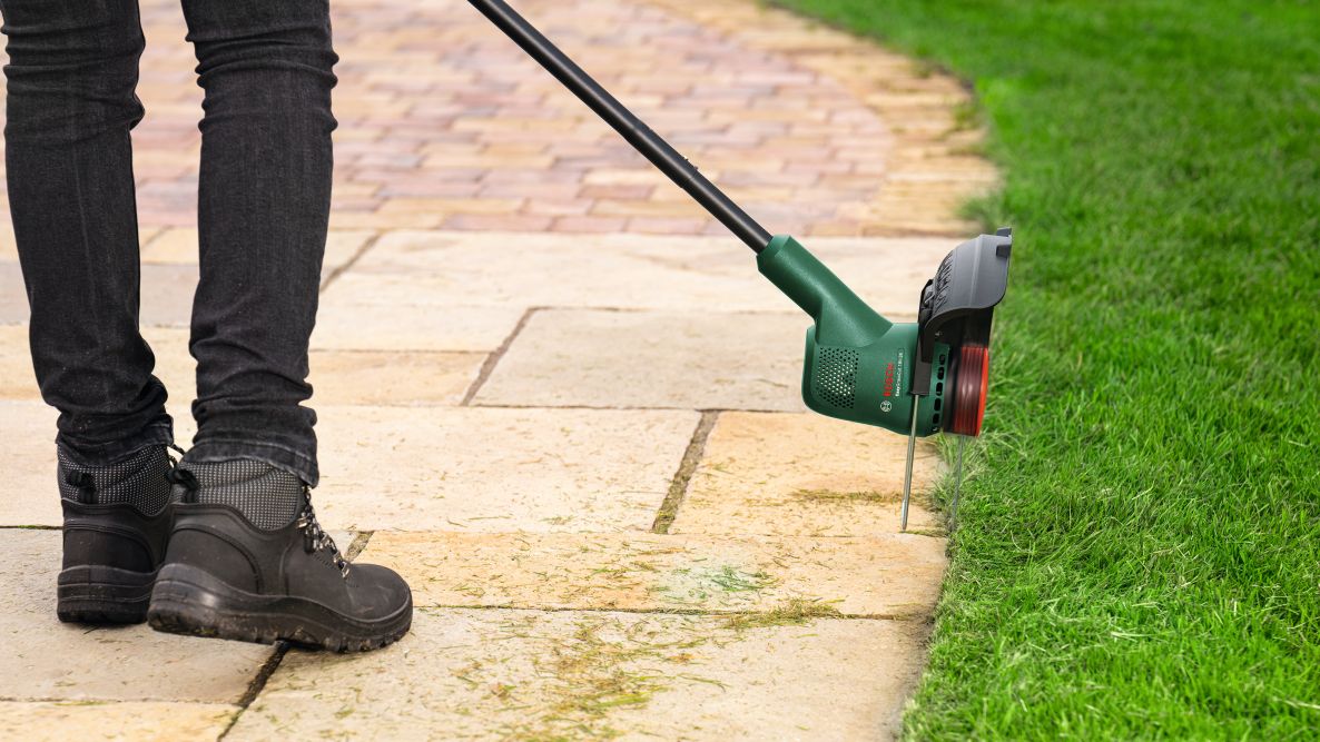 Set de tuns iarba fără fir Bosch Green 06008C1C03 EasyGrassCut 18V-26, 1x 18V 2.5 Ah și încărcător AL1830CV în cutie