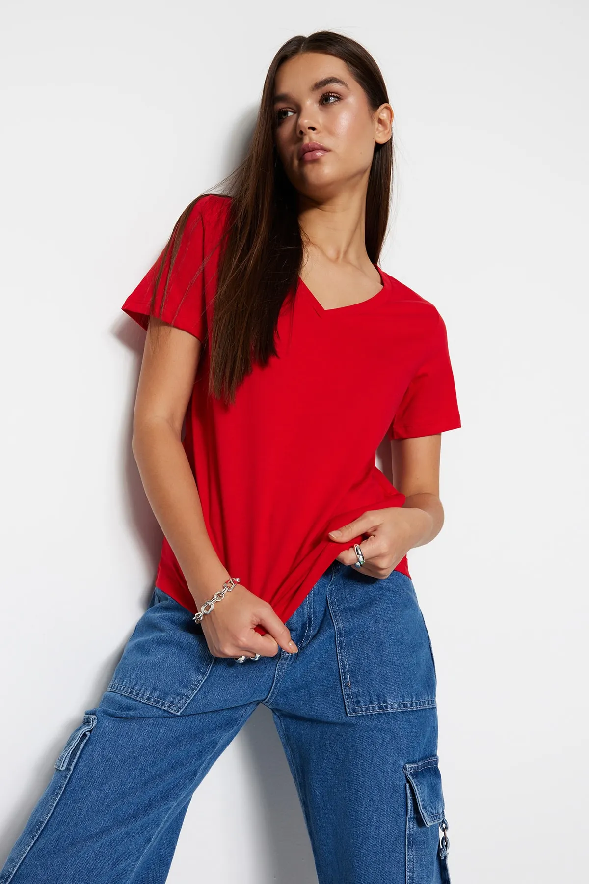 Trendyol Collection  Rotes Basic-Strick-T-Shirt mit V-Ausschnitt aus 100 % Baumwolle TWOSS23TS00001