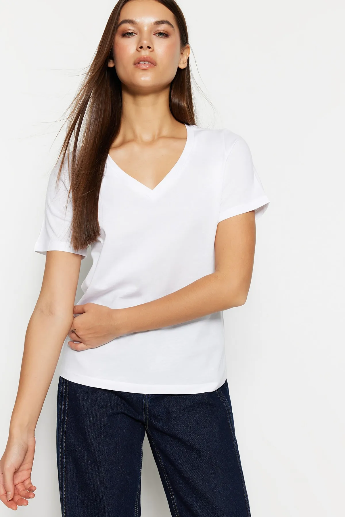Trendyol Collection  Weißes Basic-Strick-T-Shirt mit V-Ausschnitt aus 100 % Baumwolle TWOSS23TS00001