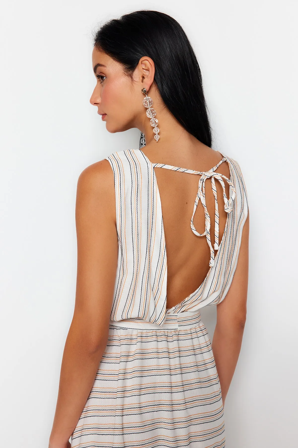 Trendyol Collection  Gestreiftes Midi-Strandkleid mit gewebtem Schlitz und Gürtel TBESS23EL00181