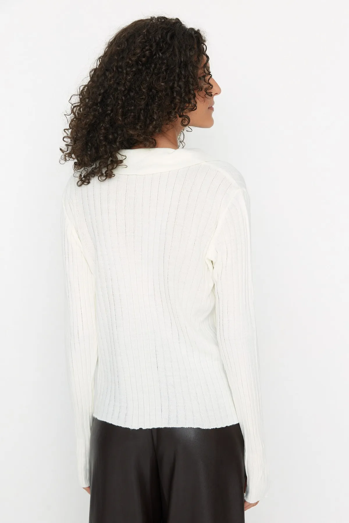 Trendyol Collection  Ecrufarbener Strickpullover mit Rollkragen TWOAW21KZ1113