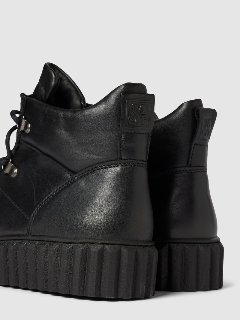 Schnürstiefel mit strukturierter Sohle in schwarz