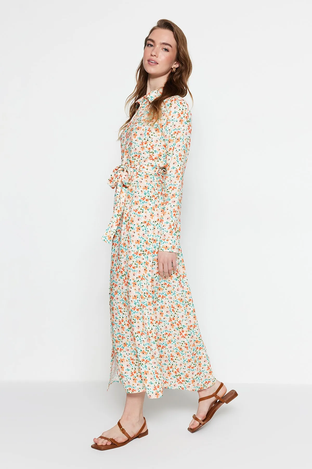 Trendyol Modest  Ecrufarbenes Hemdblusenkleid aus 100 % gewebter Viskose mit Blumenmuster und Gürtel TCTSS21EL3445