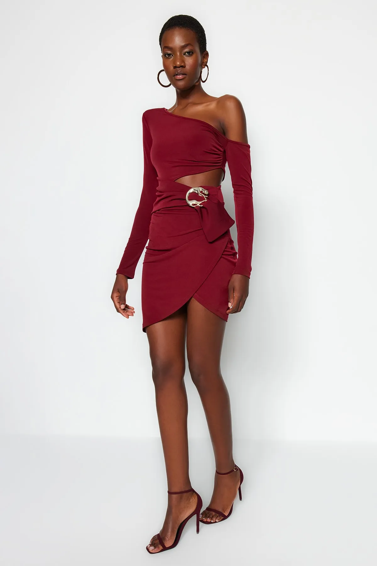 Trendyol Collection  X Zeynep Tosun Claret Red One-Shoulder-Kleid mit Details TPRAW23EL00403