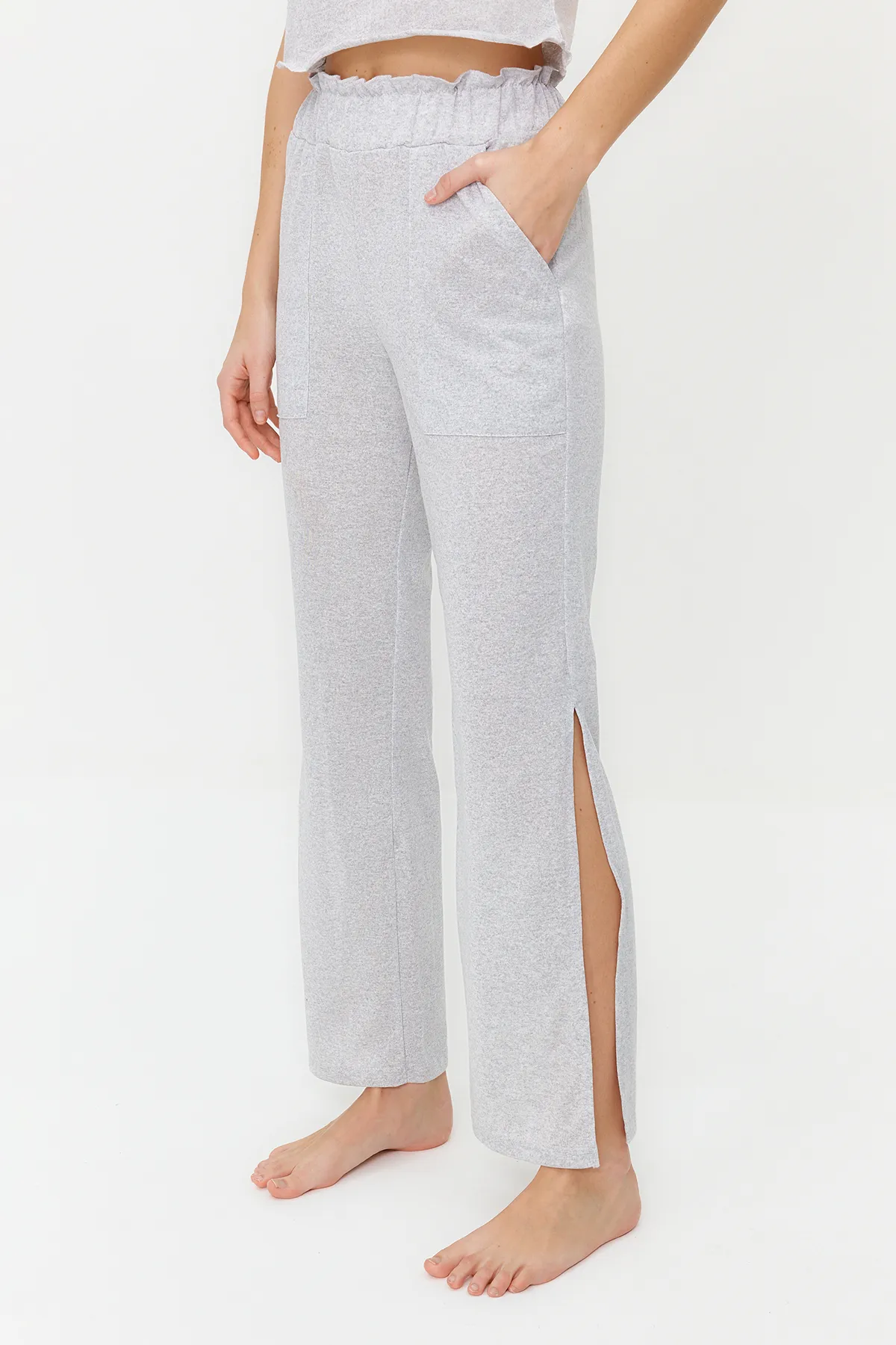 Trendyol Collection  Grau meliertes Pyjama-Set aus Baumwolle mit Taschen und Schlitzen, Seilriemen und Strickmuster THMSS24PT00005