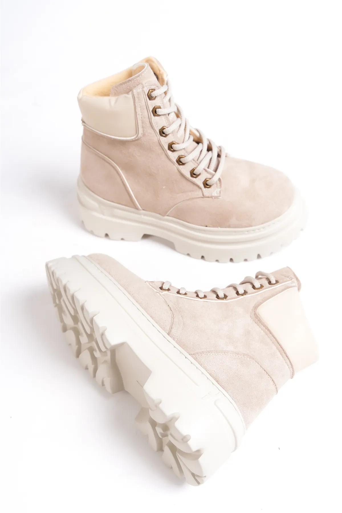 Capone Outfitters  Damen-Schnürstiefel mit runder Zehenpartie und Trac-Sohle
