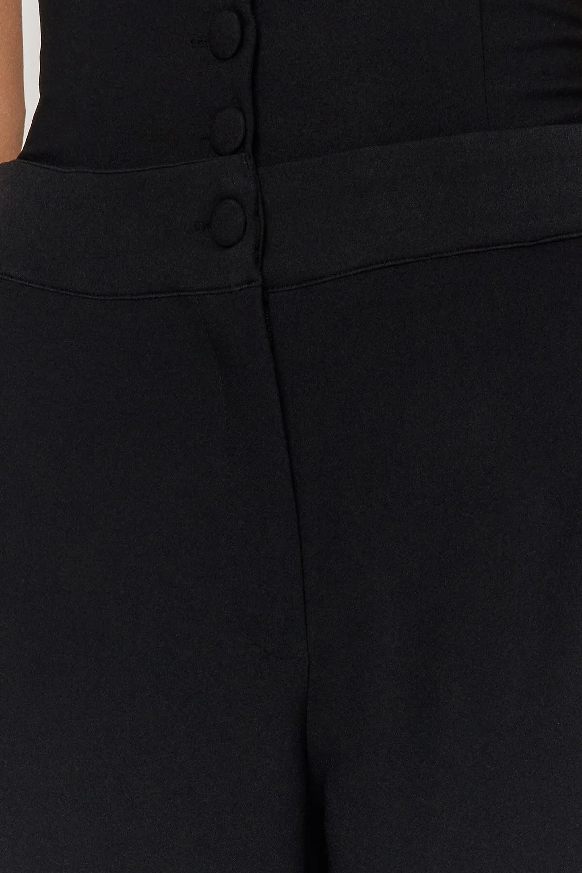 Trendyol Collection  Schwarze Hose mit gewebtem Korsett-Detail TPRSS23PL00033