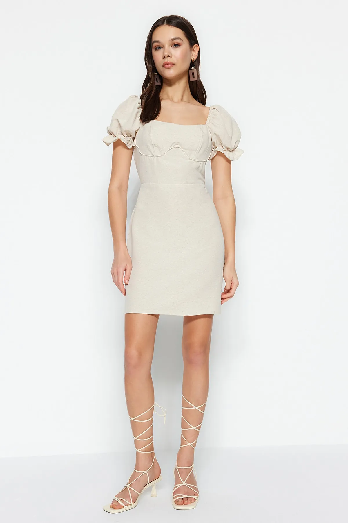 Trendyol Collection  Beigefarbenes Webkleid mit Ballonärmeln TWOSS23EL01765