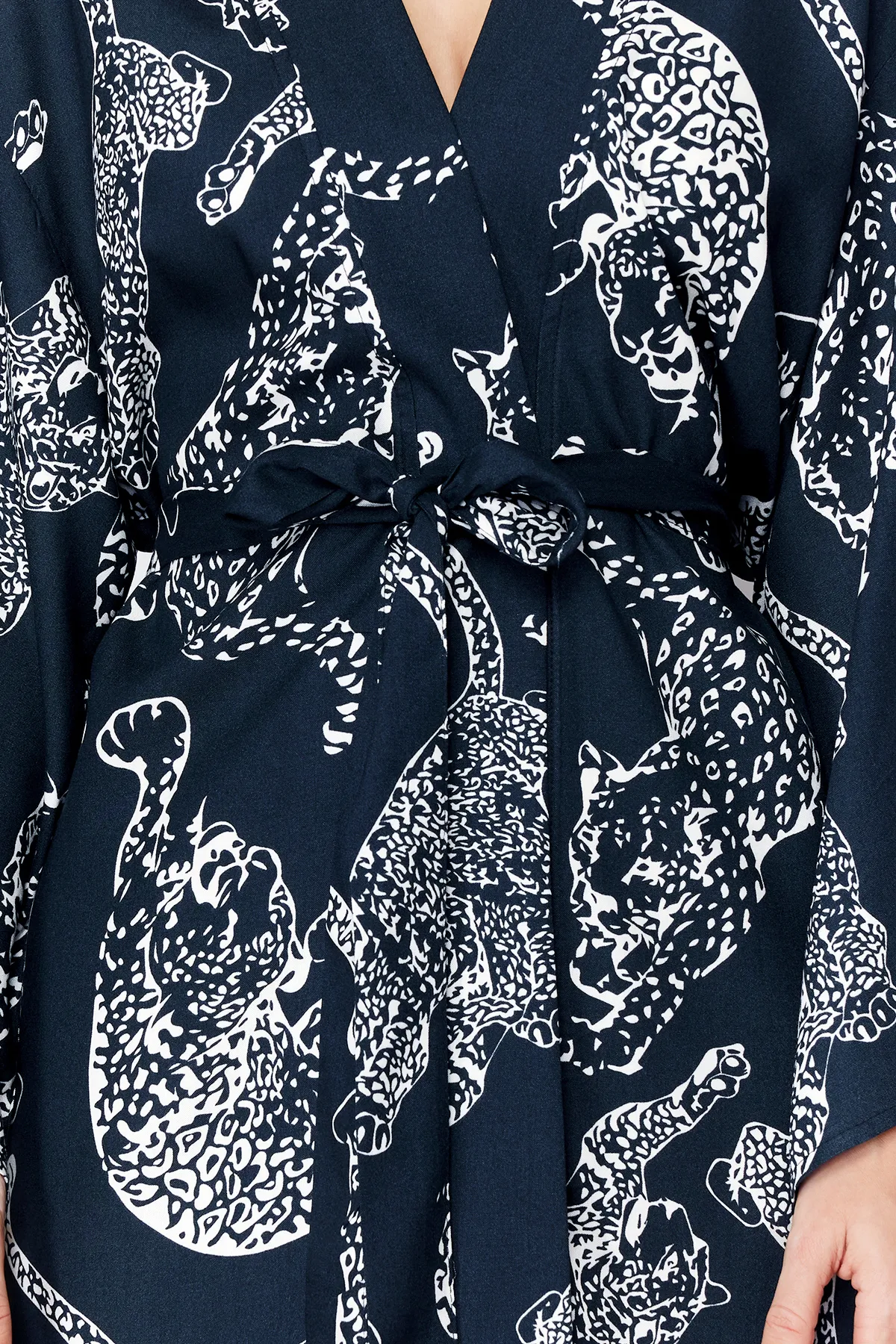 Trendyol Collection  Anthrazitfarbener, gewebter Morgenmantel aus Viskose mit Tiermuster und Gürtel THMSS24SB00002