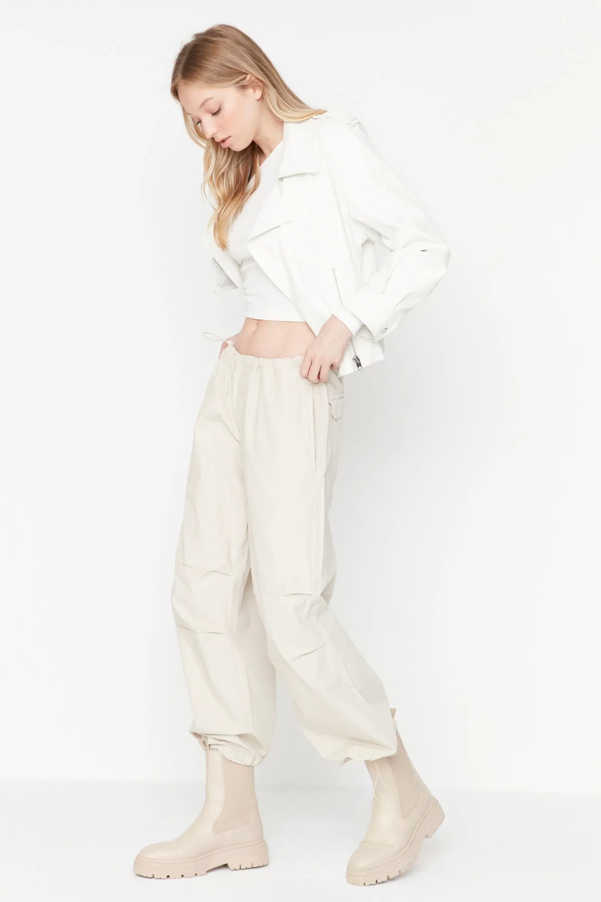 Trendyol Collection  Beige Stopper-Fallschirmhose mit normaler Taille TWOAW23JE00738
