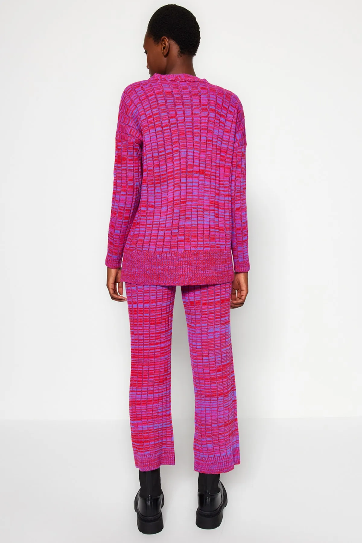 Trendyol Collection  Set aus Oberteil und Unterteil aus Strick mit Farbverlauf und lila Hose TWOAW24AU00054
