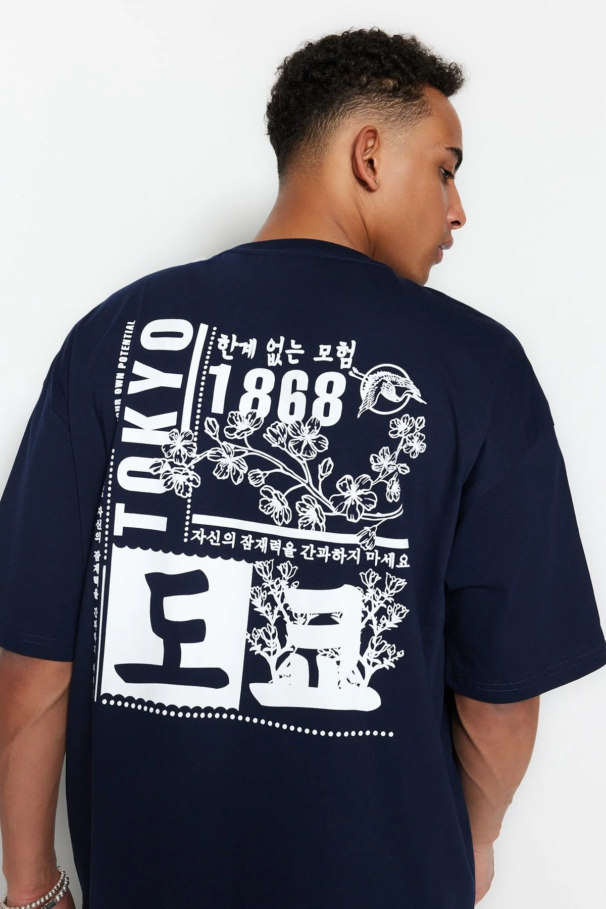 Trendyol Collection  Marineblaues, übergroßes/weites T-Shirt mit Fernost-Aufdruck aus 100 % Baumwolle TMNSS23TS00170