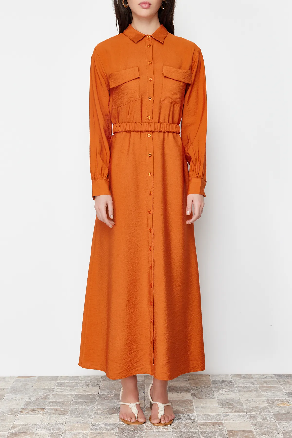 Trendyol Modest  Zimtfarbenes, gewebtes Kleid mit Gummigürtel und Taschendetails TCTSS22EB0034