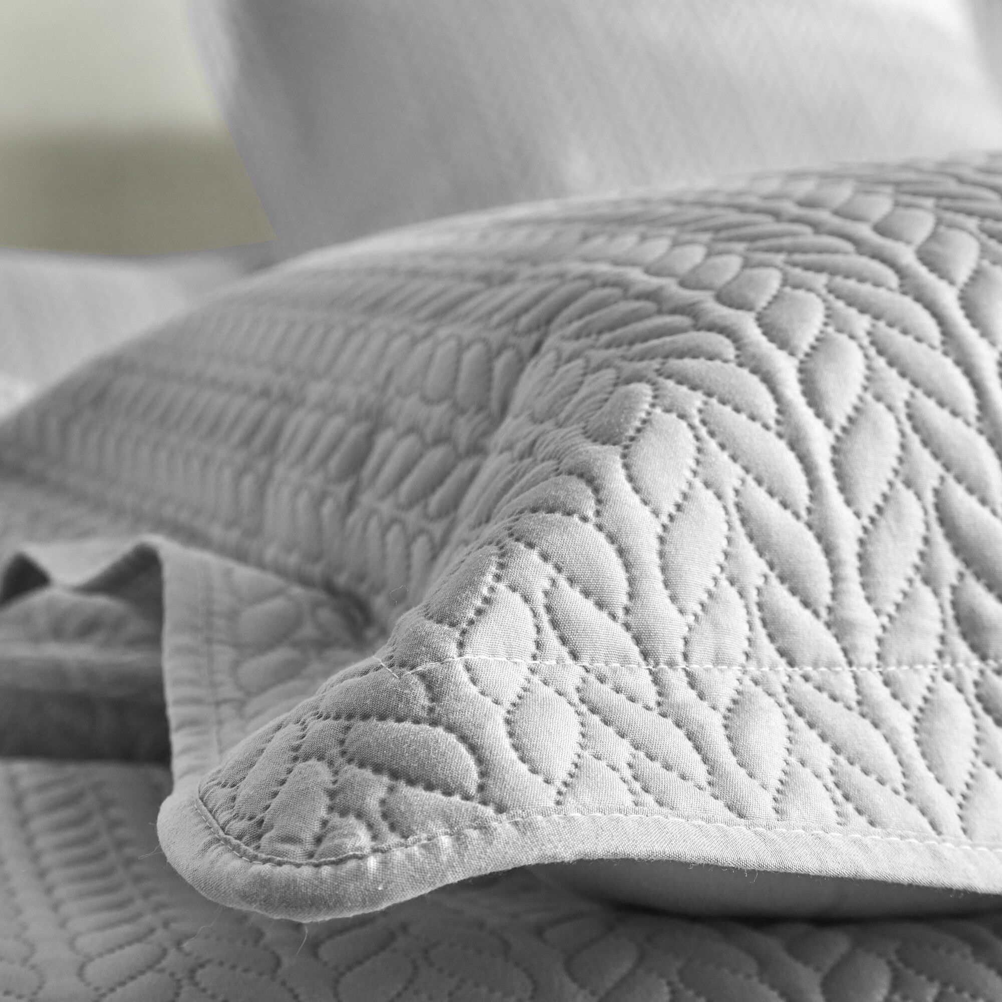 Couvre-lit matelassé microfibre motif géométrique