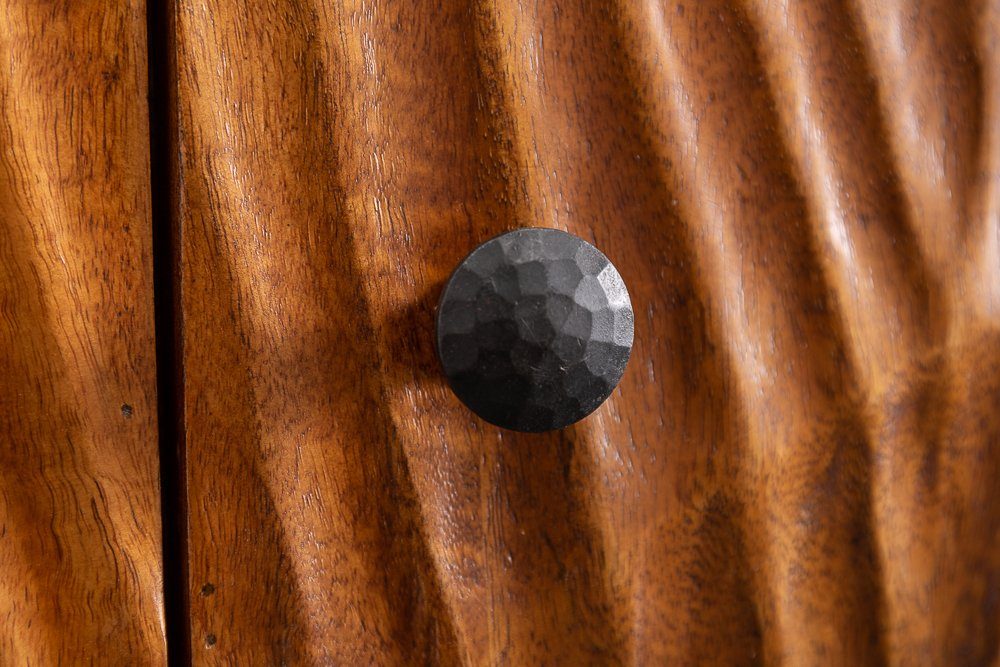 riess-ambiente Barschrank SCORPION 141cm braun / schwarz (Einzelartikel, 1-St) Wohnzimmer · Massivholz · Metall · 3D Schnitzereien