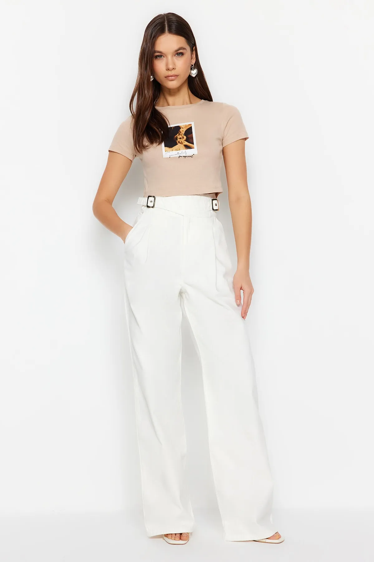 Trendyol Collection  Weiße Jeans mit hoher Taille und weitem Bein und Accessoire-Detail TWOSS23JE00280
