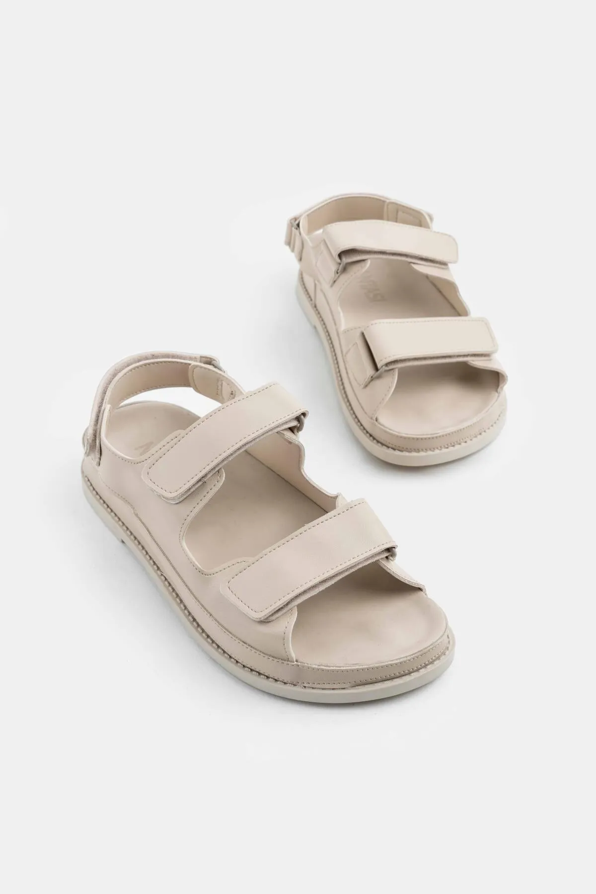 NİŞANTAŞI SHOES  Julia Beige Matte Damensandalen mit Klettverschluss und flacher Sohle