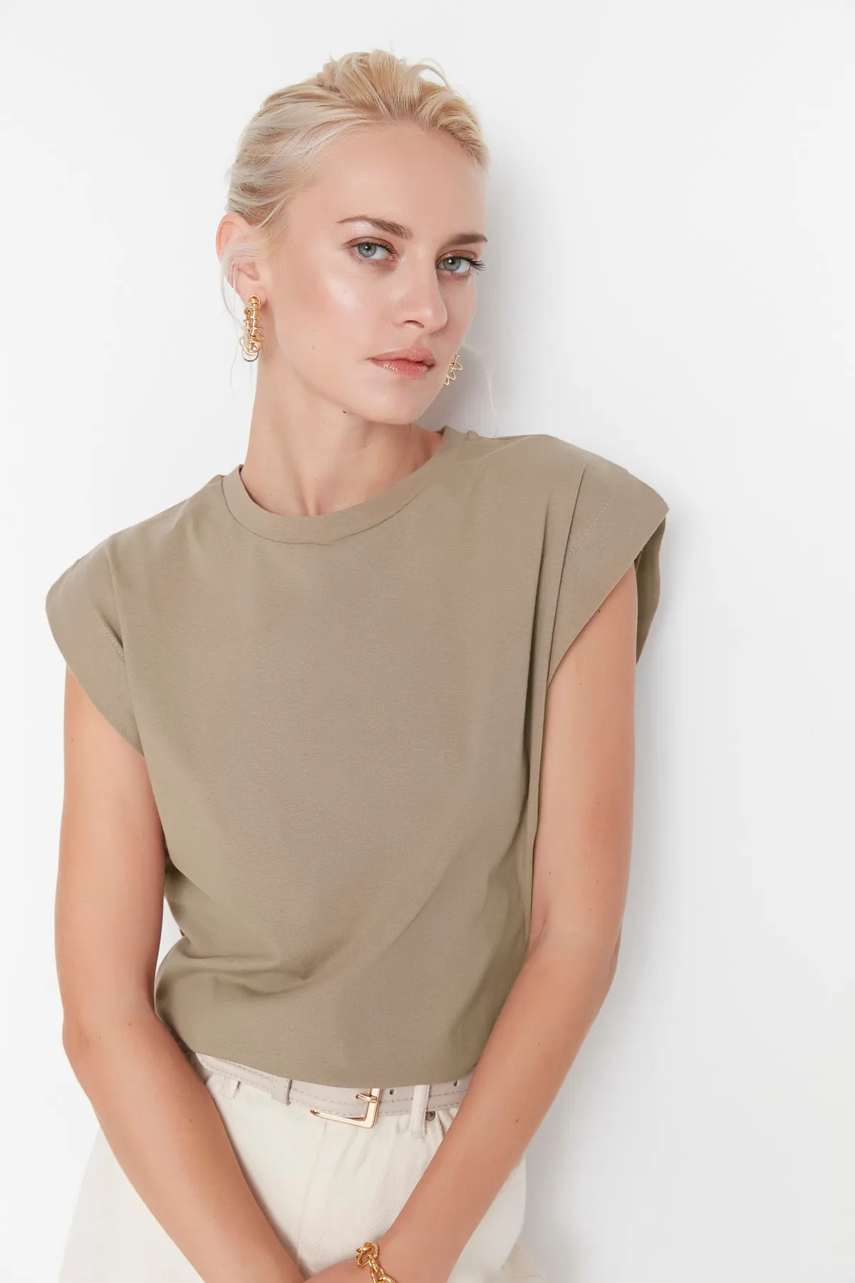 Trendyol Collection  Nerzfarbenes Basic-Strick-T-Shirt mit Rundhalsausschnitt aus 100 % Baumwollwatte TWOSS20TS0021