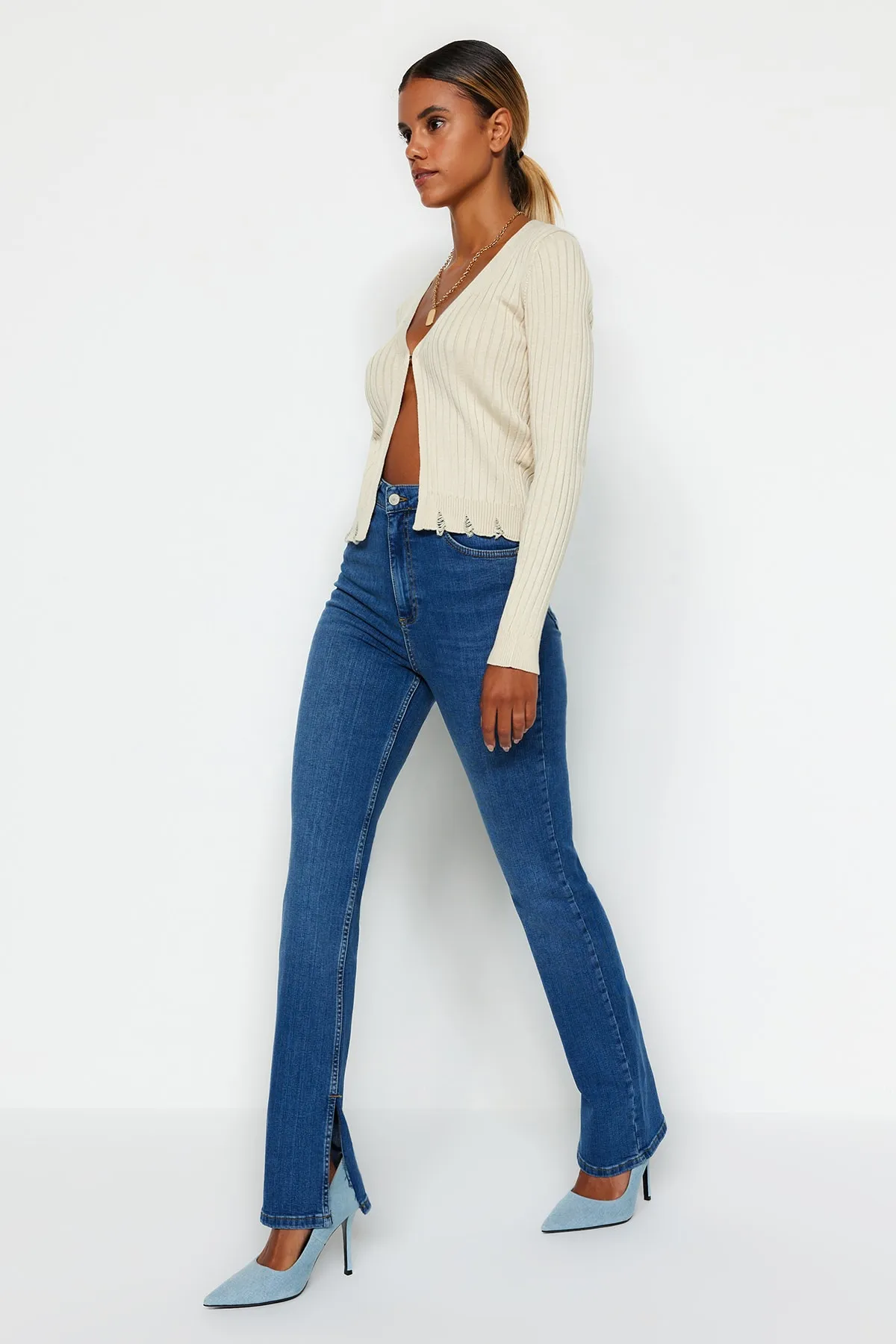 Trendyol Collection  Dunkelblaue Slim Flare Jeans mit Schlitz und superhoher Taille TWOSS22JE0643