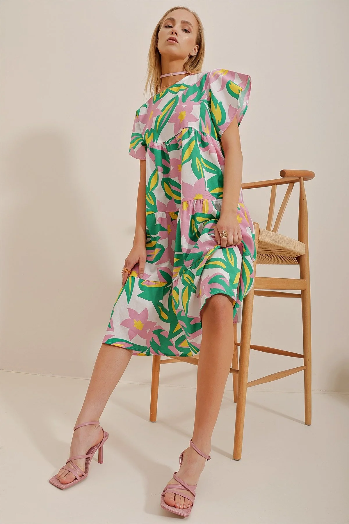 Trend Alaçatı Stili  Damen-Popelinekleid mit Rundhalsausschnitt, Volant und Blumenmuster in Rosa ALC-X10241