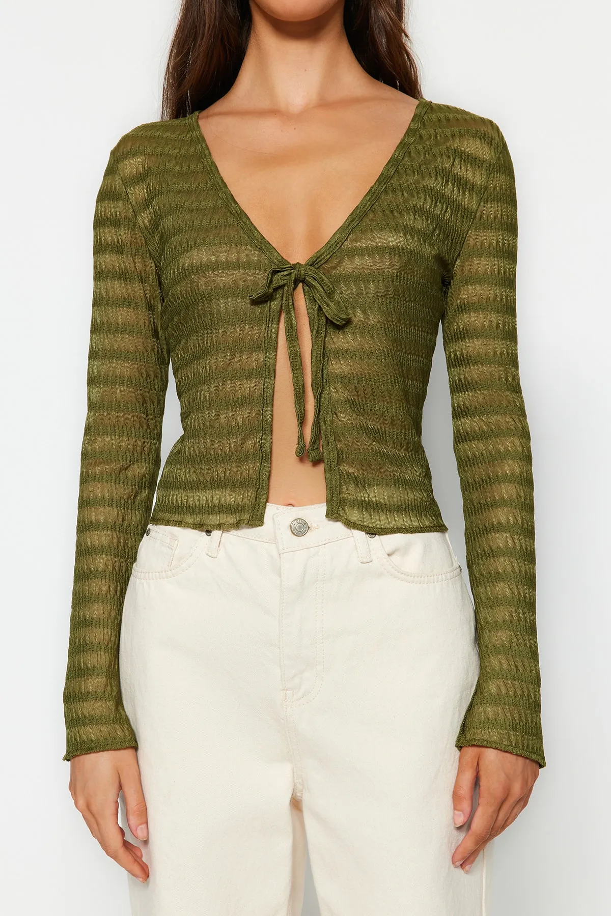 Trendyol Collection  Khakifarbene Premium-Strickbluse mit detailliertem, strukturiertem V-Ausschnitt und dehnbarer Krawatte TWOSS23BZ00796